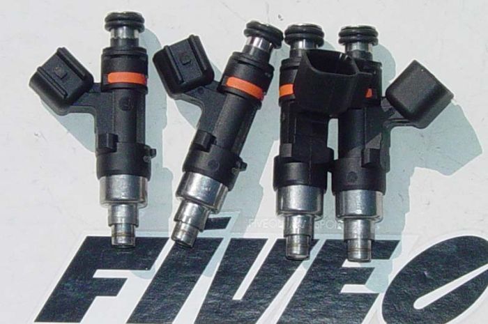 Set of 4 fuel injectors, 490cc injectors with upper o-rings and lower seals (not pictured) included.